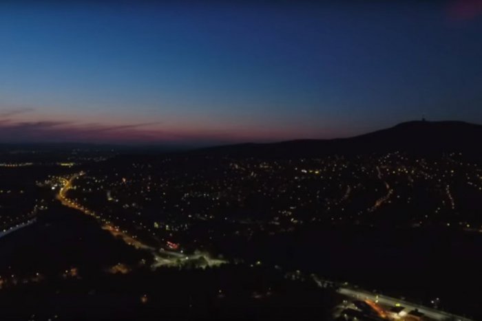 Ilustračný obrázok k článku Vychutnajte si fascinujúce zábery na naše krásne mesto: VIDEO nočnej Nitry z vtáčej perspektívy