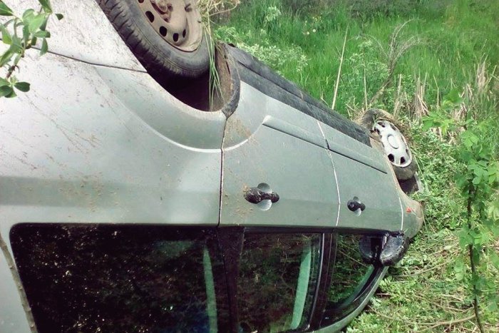 Ilustračný obrázok k článku Nehoda na R1 pri Žiari: Mladý vodič (20) skončil s BMW na streche
