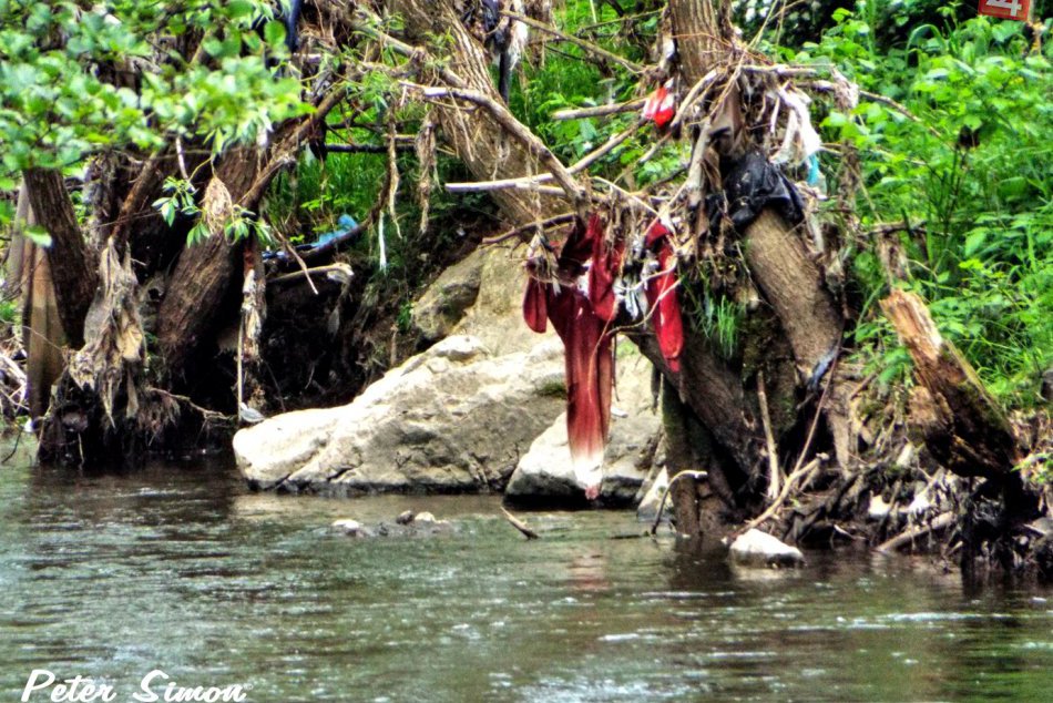Ilustračný obrázok k článku Stovky kíl plastu a všeličo iné: Vodohospodári majú od záplav plné ruky práce