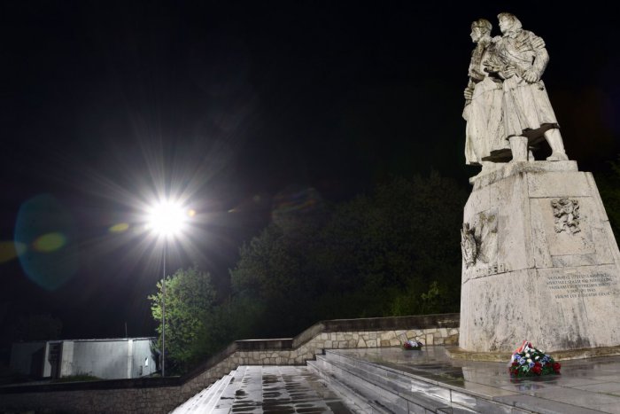 Ilustračný obrázok k článku Pamätník na Dargove vysvietený na obdiv aj počas noci: Pribudne novinka
