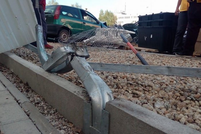 Ilustračný obrázok k článku Mladík (24) v Spišskej prerazil s autom plot: Za volant sadol s viac ako 2 promile a to nebolo všetko...