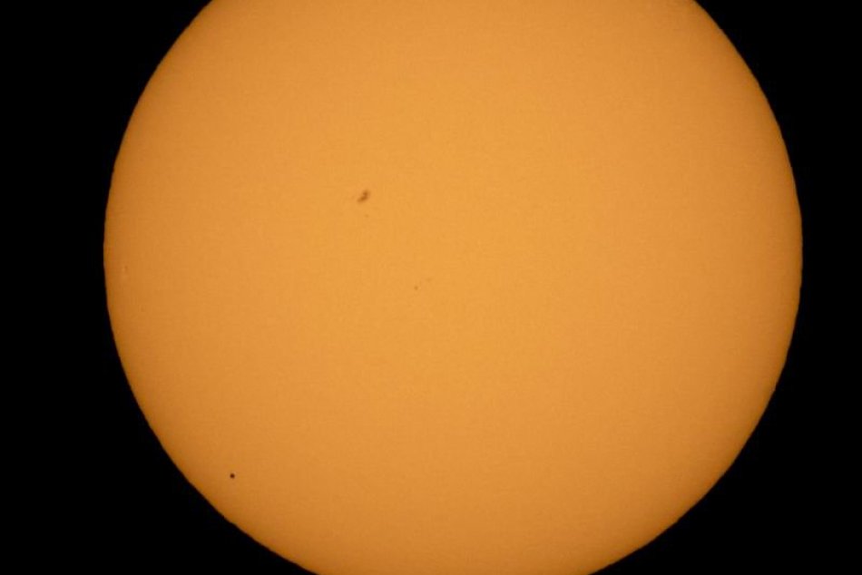 Ilustračný obrázok k článku Bystričania budú môcť sledovať zaujímavý vesmírny úkaz: Popred Slnko prejde Merkúr