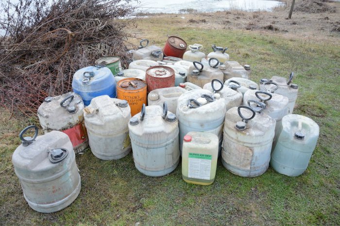 Ilustračný obrázok k článku Tomáš (25) a Jaro (30) z Považskej majú problém: Dve a pol tony nebezpečného odpadu skončilo pri rieke!