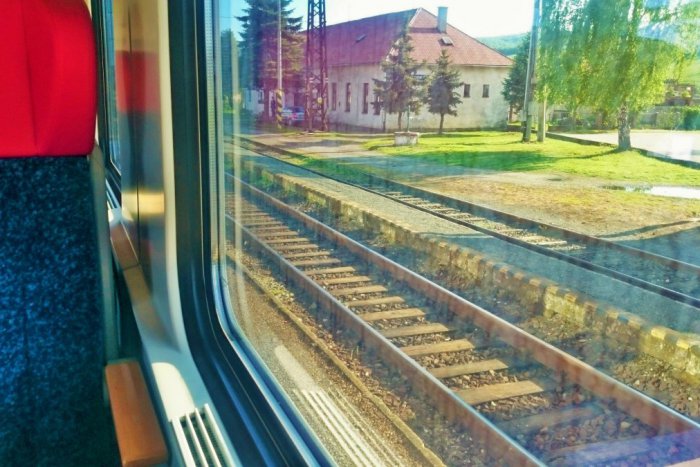 Ilustračný obrázok k článku Cestujúci v Bystrici a okolí, pozor na železnici: Úsek, kde treba rátať s výlukou!