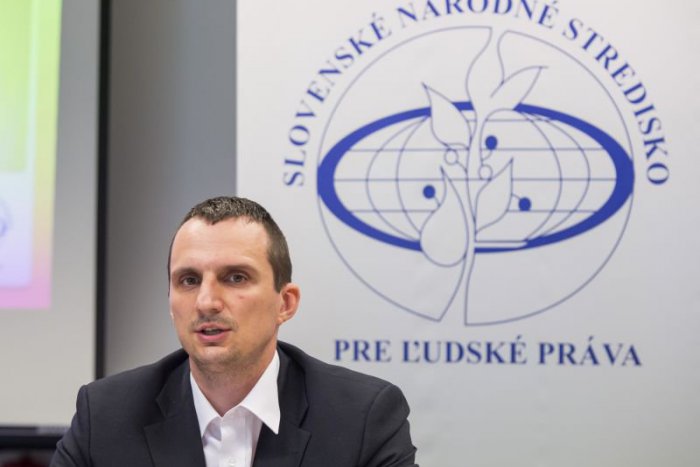 Ilustračný obrázok k článku Potvrdené! Téma ľudské práva Slovákom nesedí, prevažujú emócie