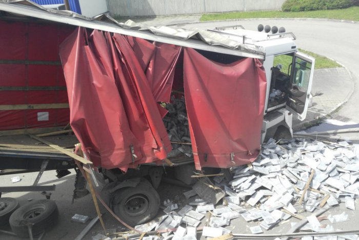 Ilustračný obrázok k článku Hrozivé FOTO z miesta nehody v Žiline: Kamión zostal visieť z mosta, hasiči v akcii
