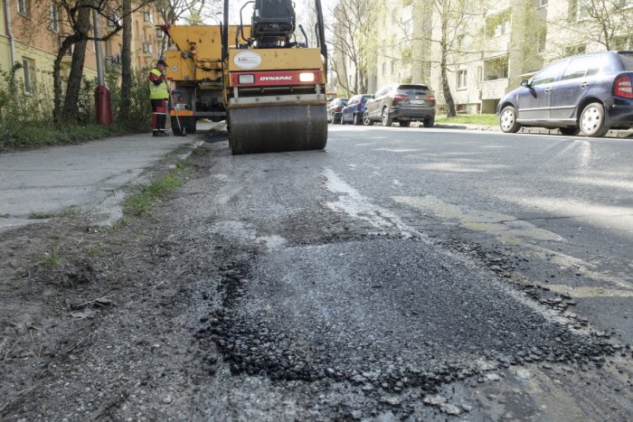 Ilustračný obrázok k článku Opravia cesty poškodené dažďom: Mesto za ne zaplatí 86-tisíc eur