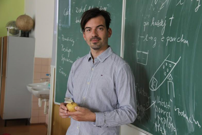 Ilustračný obrázok k článku Zvolenský učiteľ získal prestížne ocenenie: Stal sa najobľúbenejším fyzikárom na Slovensku!