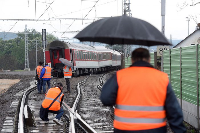 Ilustračný obrázok k článku Pri Trenčíne sa vykoľajil osobný vlak, prepravcovia menia trasy. Cestujúcich odvezú autobusy