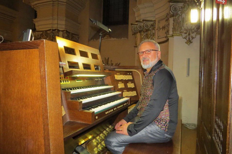 Ilustračný obrázok k článku Piaristický kostol zaplnili milovníci organovej hudby: Nitrianskemu publiku zahral talian Matteo Imbruno