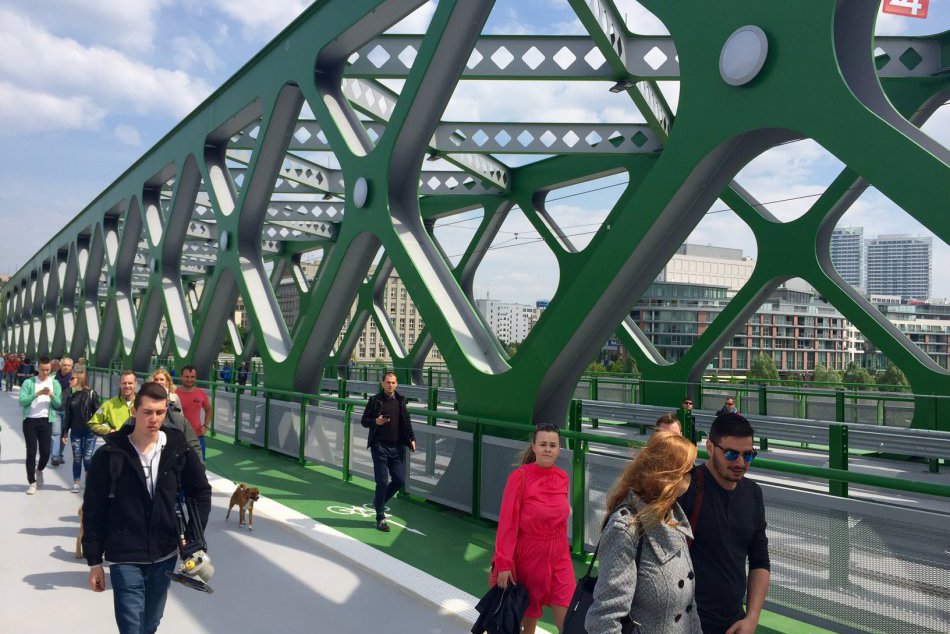 Ilustračný obrázok k článku OBRAZOM: Bratislavčania sa dočkali! Po novom Starom moste už prejdú chodci i cyklisti