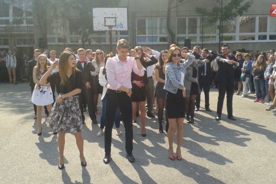 Ilustračný obrázok k článku Gymnázium sa lúčilo s maturantmi vo veľkom: Na slová riaditeľky len tak nezabudnú:) FOTO