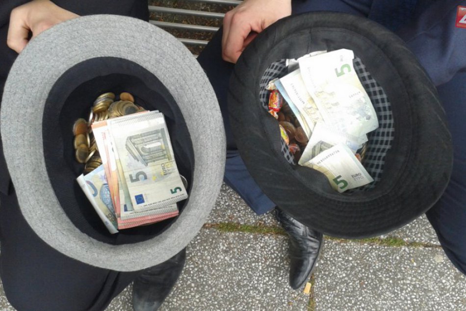 Ilustračný obrázok k článku Klobúky maturantov plné peňazí: Určite uhádnete, kam dajú vyzbierané eurá... FOTO