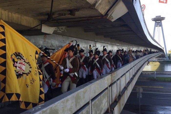 Ilustračný obrázok k článku OBRAZOM: Ozbrojené vojská pochodovali cez most SNP. Bratislava sa opäť bránila Napoleonovi