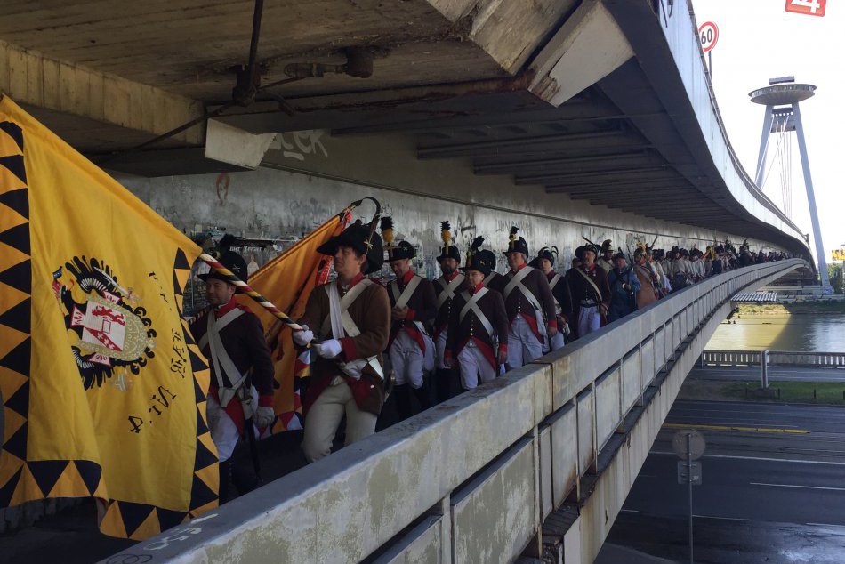 Ilustračný obrázok k článku OBRAZOM: Ozbrojené vojská pochodovali cez most SNP. Bratislava sa opäť bráni proti Napoleonovi