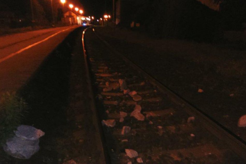 Ilustračný obrázok k článku FOTO: Niekto dostal vskutku šibnutý nápad. Vlak vo Zvolene narazil do betónových kvetináčov!