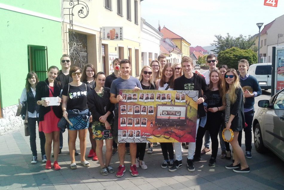 Ilustračný obrázok k článku Bubny, trúbky aj rapkáče: Hlohovskí maturanti vstúpili do ulíc a hneď na seba strhli pozornosť, VIDEO