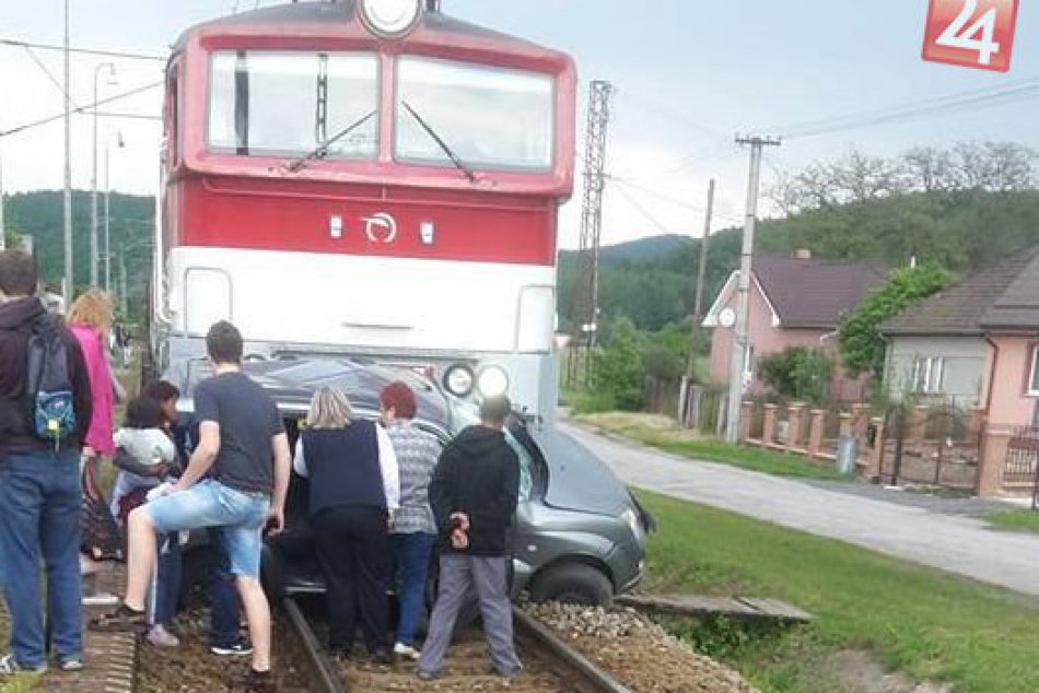 Ilustračný obrázok k článku FOTO: Nehoda osobného auta a vlaku v Hronseku. Zábery z miesta nešťastia!