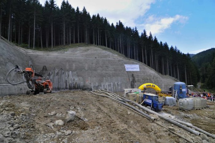 Ilustračný obrázok k článku Výstavba liptovského úseku diaľnice bude pokračovať: Kedy opäť začnú práce?