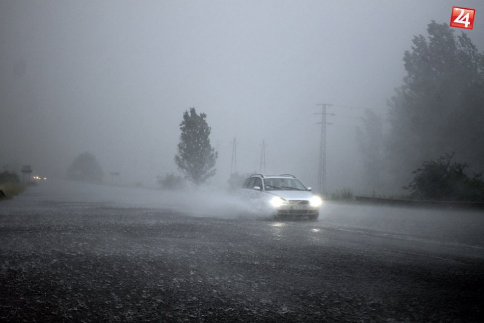 Ilustračný obrázok k článku Meteorológovia vystríhajú pred búrkami. V lučeneckom okrese môžu udrieť aj s krúpami!