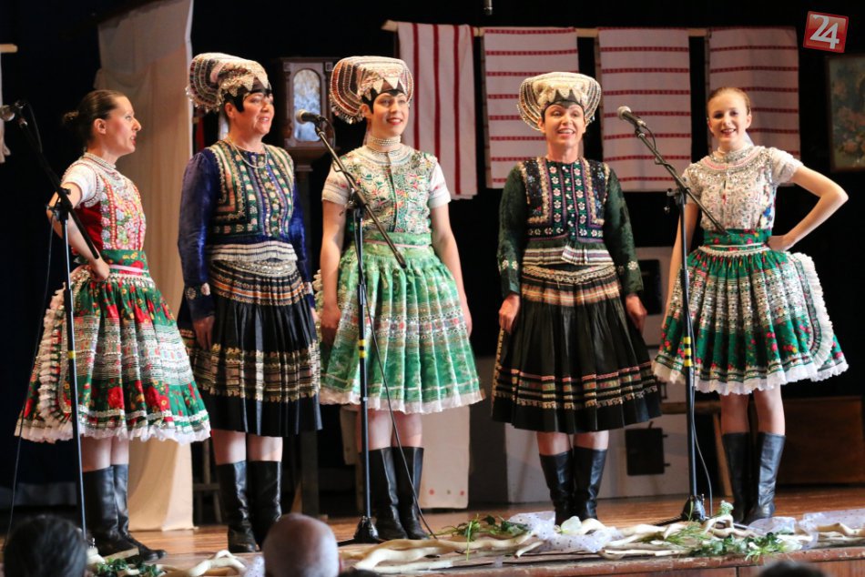 Ilustračný obrázok k článku FOTO: Hudba, spev a krásne kroje. Topoľčianky zažili zaujímavú súťažnú prehliadku