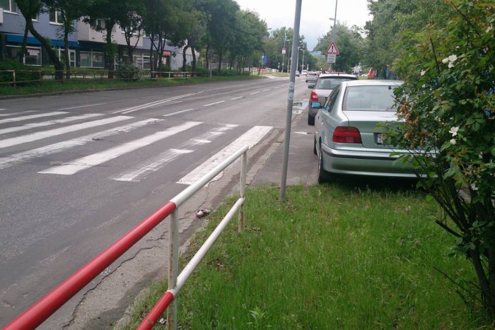 Ilustračný obrázok k článku Bratislavské pasce: Vodiči si neuvedomujú, že parkovaním na priechodoch ohrozujú chodcov