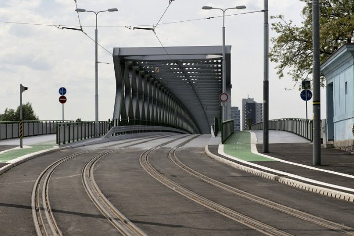 Ilustračný obrázok k článku Na Starom moste zatiaľ skúšobnú prevádzku nespustia. Bratislavský samosprávny kraj nemá potrebné doklady