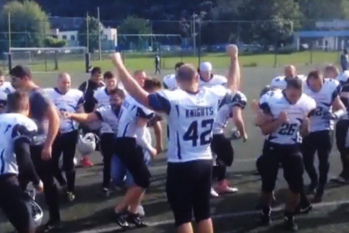 Ilustračný obrázok k článku VIDEO: Hráči amerického futbalu Nitra Knights oslávili víťazstvo na domácej pôde naozaj originálne!