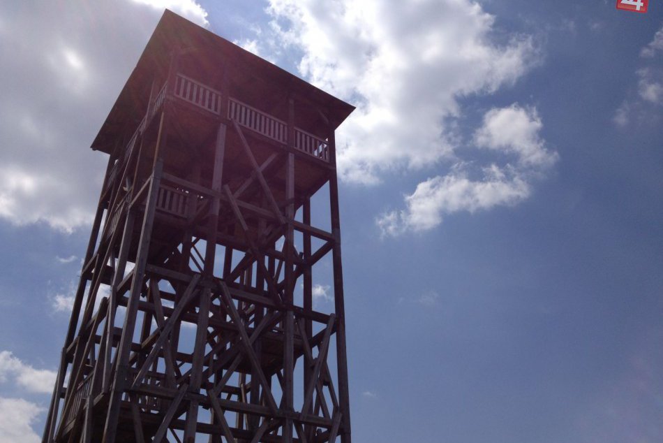 Ilustračný obrázok k článku Letné počasie láka von: Užite si panorámu z vyhliadkovej veže v Nevidzanoch