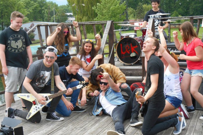 Ilustračný obrázok k článku FOTO: Mladí Bystričania to poriadne rozbalili. Rock Reunion natáčali klip na pirátskej lodi