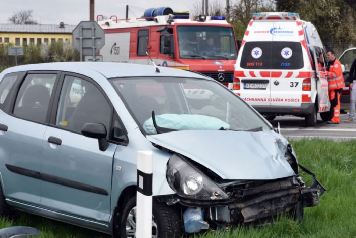 Ilustračný obrázok k článku Nehoda troch áut priamo v Bystrici. Pre zranenú osobu zasahovali aj záchranári