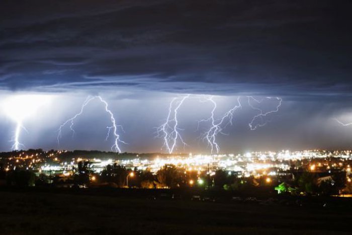 Ilustračný obrázok k článku Pred búrkami varujú aj Nitriansky kraj: Čakajte hromy a blesky