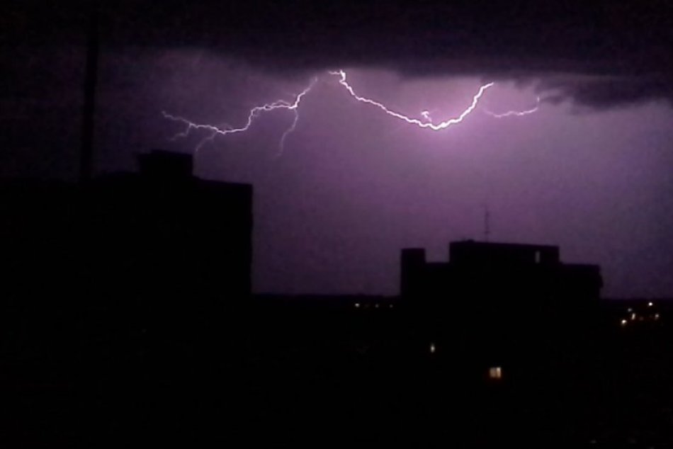 Ilustračný obrázok k článku Topoľčanom opäť hrozia búrky: Vydali už druhý stupeň výstrahy!