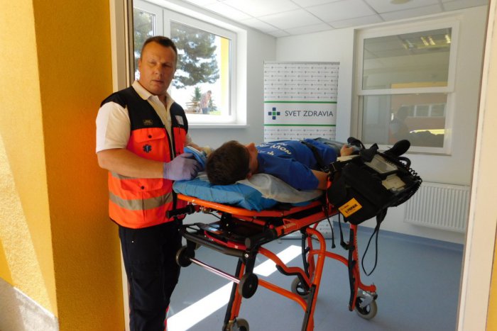 Ilustračný obrázok k článku Autentický ZÁZNAM: V Spišskej otvárali nemocničný urgent, mladík na nosidlách sa postaral o veľké prekvapenie
