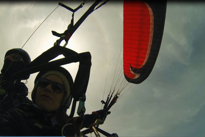 Ilustračný obrázok k článku VIDEOREPORTÁŽ: Rozhovor počas tandemového letu s paraglidistom Paľom Sagálom (28) z nášho žilinského Straníka!