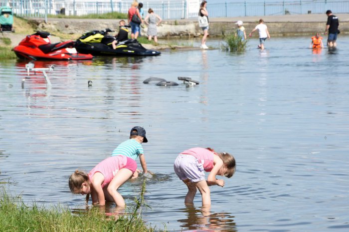 Ilustračný obrázok k článku FOTO: Vodné radovánky v slovenskom mori začali. Na Šírave sa už niektorí kúpu!
