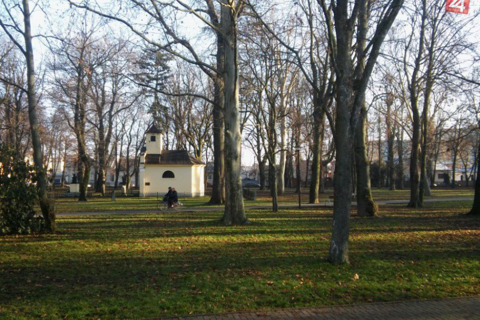 Ilustračný obrázok k článku Zo starého cintorína majestátny park: Michalovčania toto miesto milujú, FOTO kaplnky zvnútra