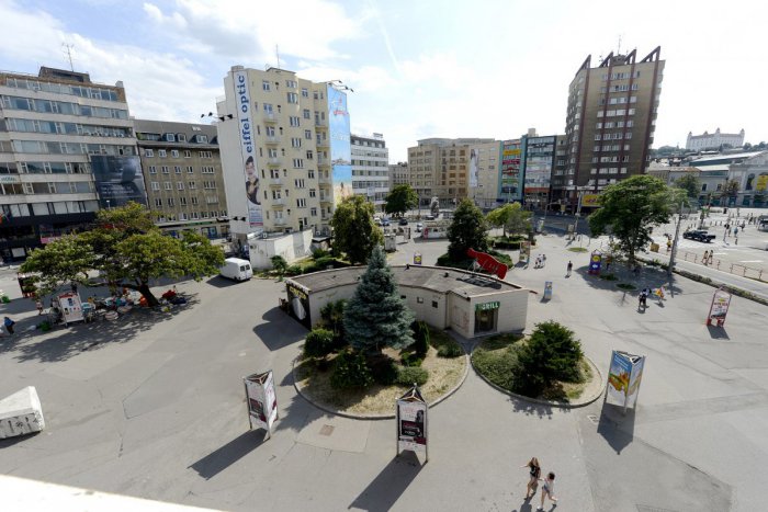 Ilustračný obrázok k článku Bratislava čelí ďalšiemu neodkladnému opatreniu, týka sa Kamenného námestia