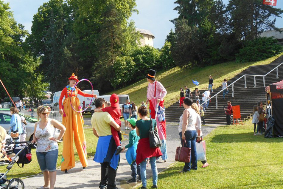 Ilustračný obrázok k článku Deň detí v Bystrici aj na konci júna? Chystajú sa psovodi aj skákací hrad