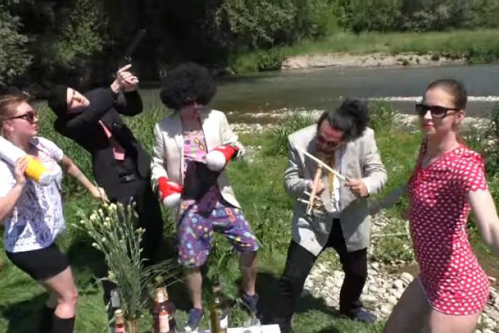 Ilustračný obrázok k článku Hlohoveckí hudobníci nahrali letný ultrašláger: Nadupané VIDEO, z ktorého idú ľudia do kolien!