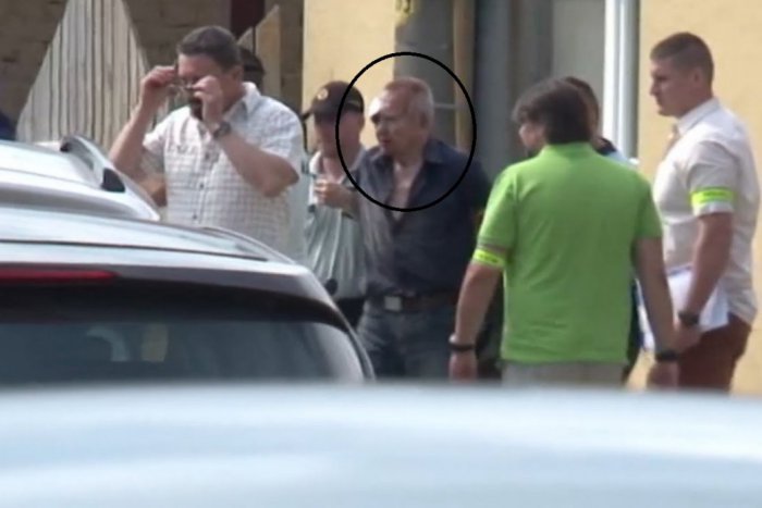 Ilustračný obrázok k článku Strelec, ktorý zabil dvoch dôchodcov z Vlčian, je vo väzbe. Prokurátor sa obáva jeho úteku