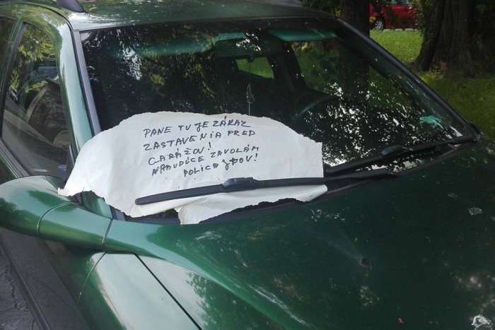 Ilustračný obrázok k článku Vodiči si za stieračom našli prísny odkaz Ružinovčana