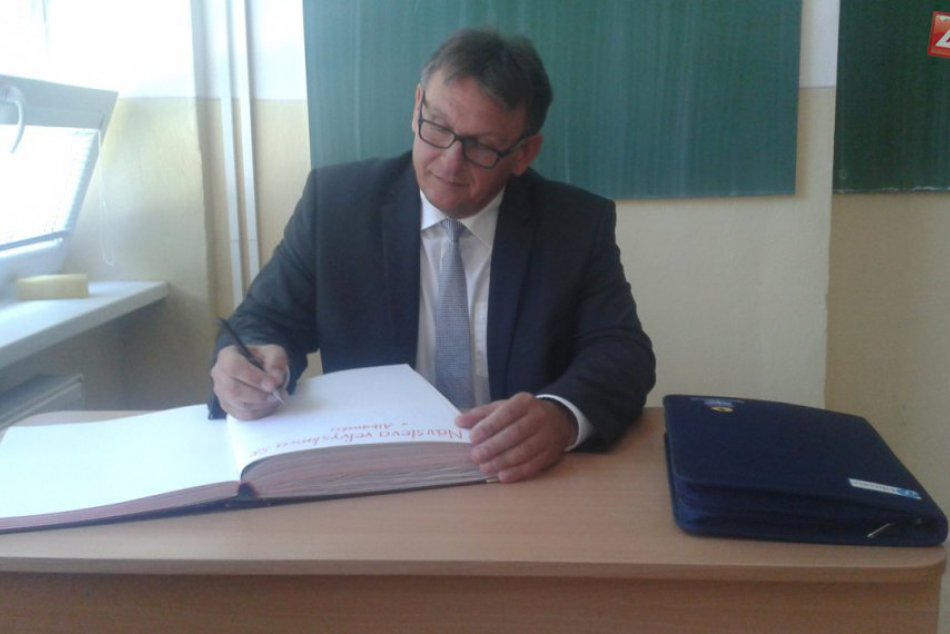 Ilustračný obrázok k článku Rodák z Považskej Bystrice dnes diplomatom: Na naše gymnázium nedám dopustiť
