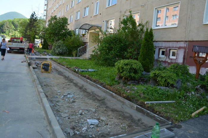 Ilustračný obrázok k článku Mesto Nové Zámky pokračuje v opravách chodníkov: Na TÝCHTO miestach sú už nové