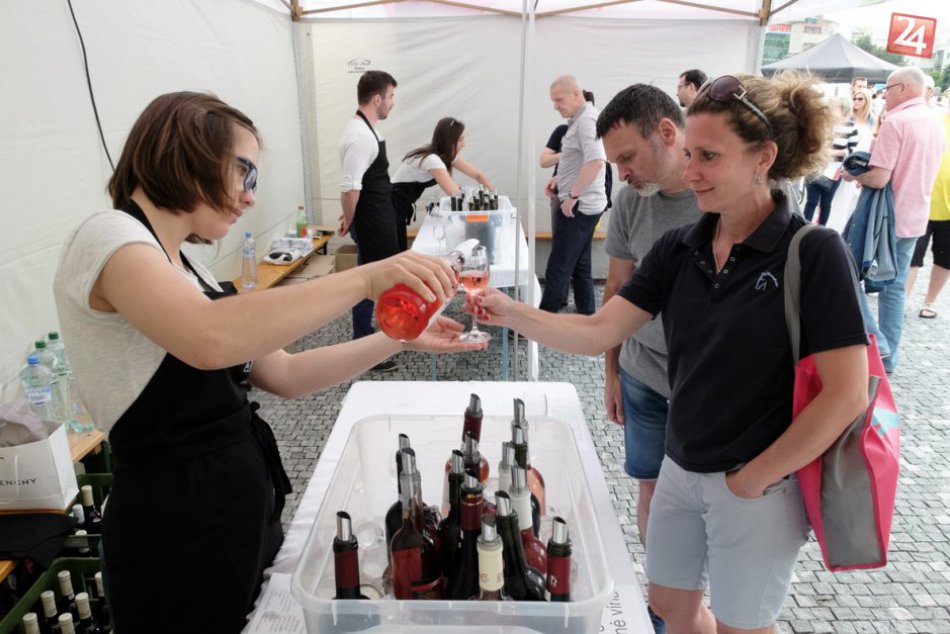 Ilustračný obrázok k článku Dobrá zábava na Festivale chutí v Nitre: FOTO, ľudia degustavali a zabávali sa aj napriek dažďu