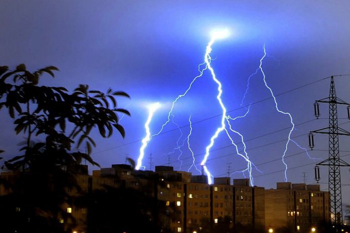 Ilustračný obrázok k článku Víkend v Revúcej v znamení búrok. Rátajte s krúpami aj vetrom s rýchlosťou 85 km/h!