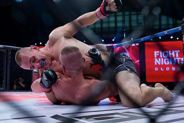 Ilustračný obrázok k článku Bojovník MMA z bystrického klubu s obdivuhodným výkonom: Triumfoval doslova na jednej nohe