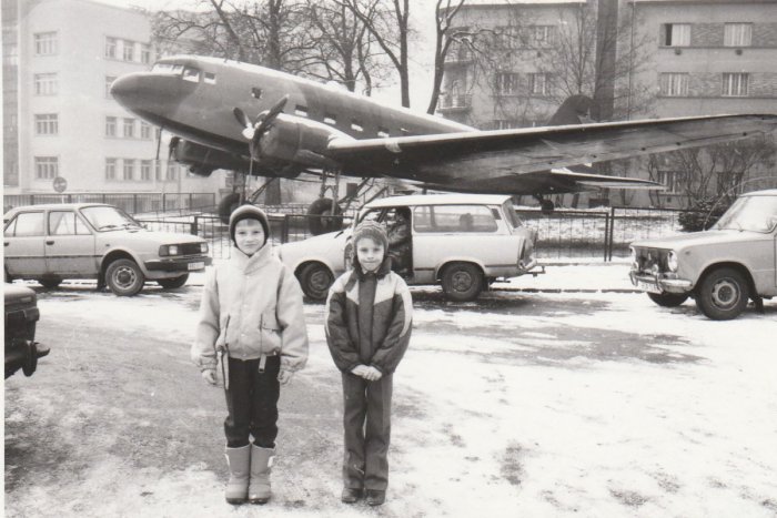 Ilustračný obrázok k článku SERIÁL: Bystrickí poslanci za detských čias. Spoznáte chlapca na fotke pred lietadlom?