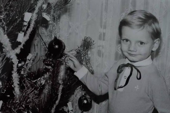 Ilustračný obrázok k článku SERIÁL: Breznianski poslanci za detských čias. Poznáte chlapca pri vianočnom stromčeku?