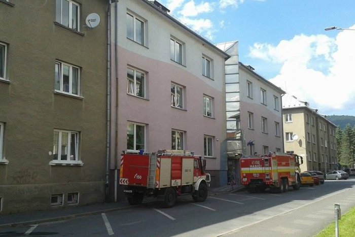 Ilustračný obrázok k článku V Brezne horel ďalší byt. Hasiči na Laskomerského ulici pomáhali zranenej osobe